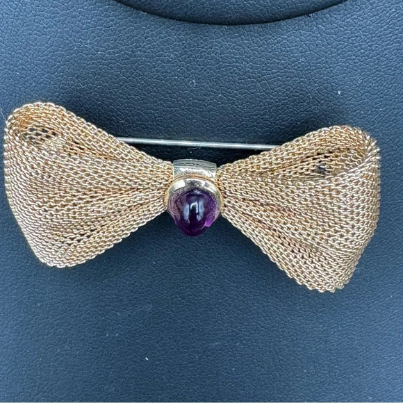 Bow Tie Pin with Purple Lucite Cabochon Jewel in Gold Tone Mesh - Picture 8 of 12